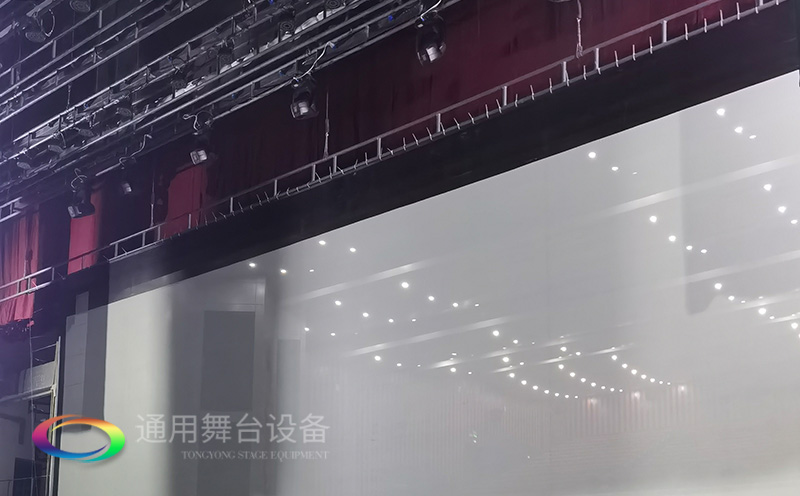 通用舞臺承建：南京曉莊學院報告廳舞臺項目（舞臺音響、舞臺燈光吊桿、舞臺幕布等）