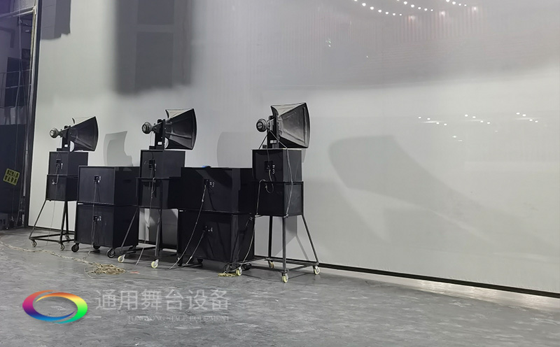 通用舞臺承建：南京曉莊學院報告廳舞臺項目（舞臺音響、舞臺燈光吊桿、舞臺幕布等）